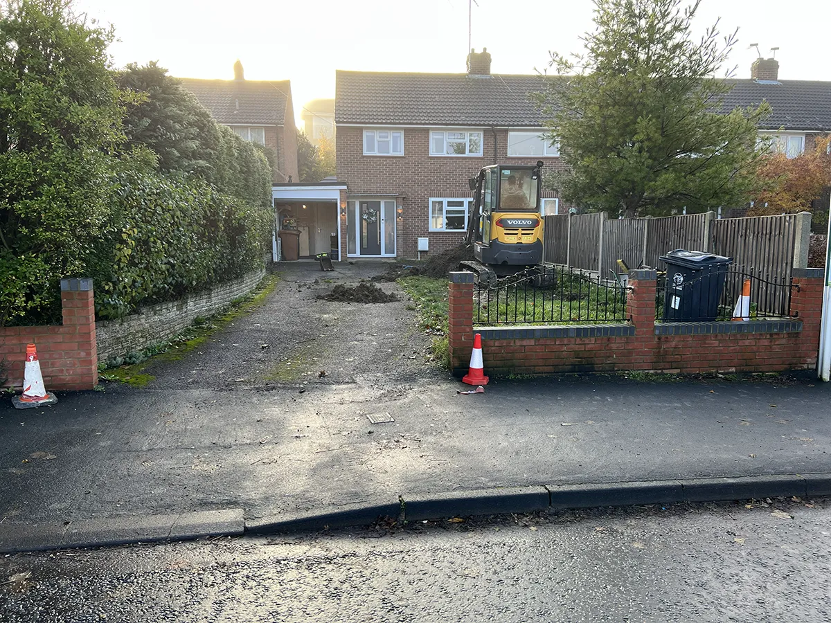 Tarmac & Asphalt Driveway with Wall installation Tarmac & Asphalt Driveway with Wall installation