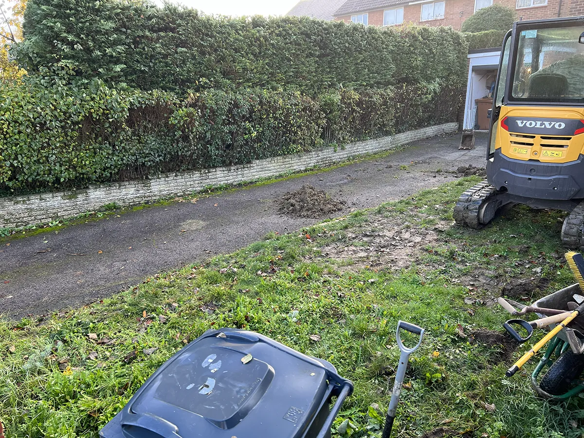 Tarmac & Asphalt Driveway with Wall installation Tarmac & Asphalt Driveway with Wall installation
