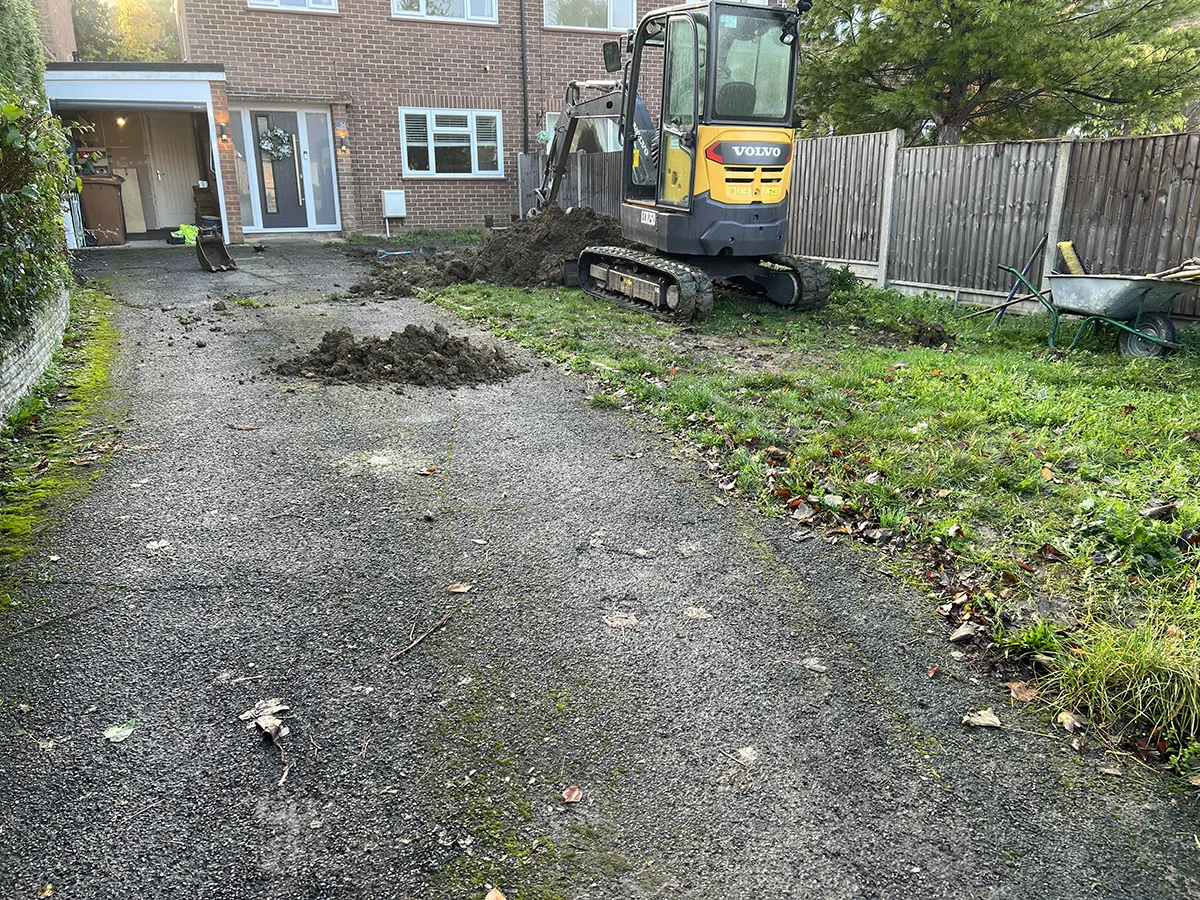 Tarmac & Asphalt Driveway with Wall installation Tarmac & Asphalt Driveway with Wall installation
